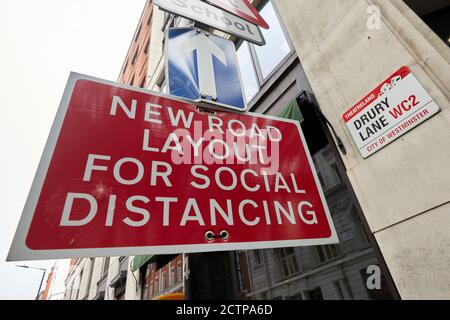 London, Großbritannien. - 21. September 2020: Ein Straßenschild in Drury Lane warnt Fahrer vor neuen Layout-Maßnahmen zur sozialen Distanzierung im Gefolge der Coronavirus-Pandemie. Stockfoto