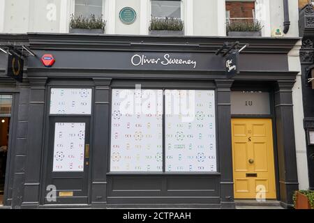 London, Großbritannien. - 21. September 2020: Das vernagelte Oliver Sweeney Geschäft in Covent Garden. Durch die Covid-19-Sperre Mitte März schloss der Bekleidungshändler vorübergehend alle fünf Geschäfte. Im Juli wurde dies nach der Amtseinleitung der Einzelhandelstochter dauerhaft gemacht. Stockfoto