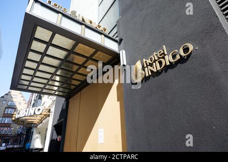 London, Großbritannien. - 21. September 2020: Der Eingang zum Hotel Indigo am 1 Leicester Square. Das Anfang 2018 eröffnete IHG Hotel ist seit Mitte März wegen der Coronavirus-Pandemie geschlossen. Stockfoto