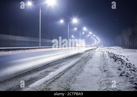 Winter Autobahn bei Nacht glänzte mit Lampen Stockfoto