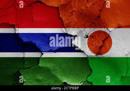 Flaggen von Gambia und Niger auf rissige Wand gemalt Stockfoto