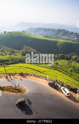 Indien, Kerala, Munnar, Straße schlängelt sich durch Munnar Tee Anwesen Stockfoto