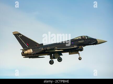 Der schwarze Eurofighter Typhoon ZJ619 auf dem Weg zum Flugplatz RAF Kinloss in Moray Schottland. Stockfoto