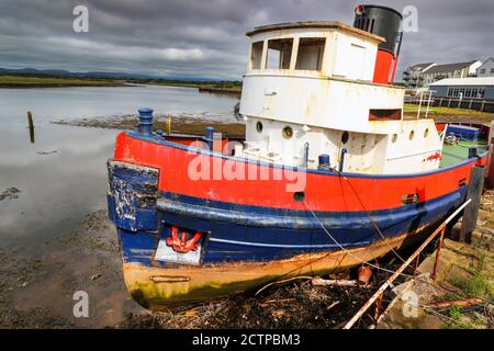 Verlassene Boot, rostend und beached in Irvine Harbour, Ayrshire, Großbritannien Stockfoto