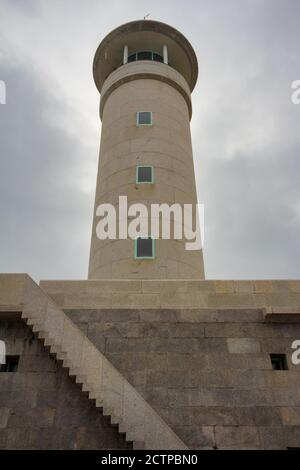 Blick auf den Leuchtturm Turm von Cape Naringa von unten. Stockfoto