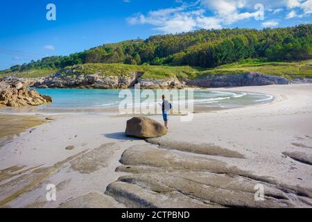 Eine kleine Bucht wird auf der rechten Seite des Ninons Strand gebildet, wenn die Flut niedrig ist, Galicien, Spanien Stockfoto