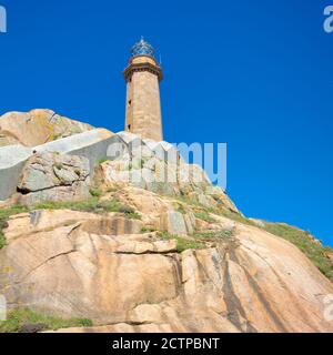 Blick auf den Leuchtturm von Cape Vilán, Blick von unten, Galizien, Spanien Stockfoto