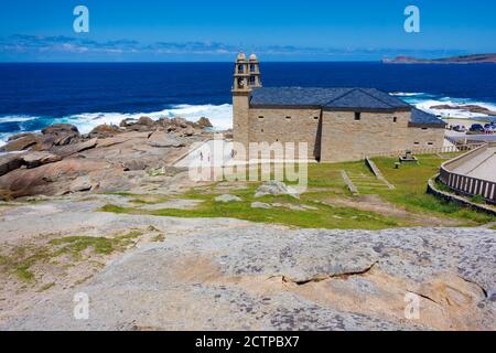 Seitenansicht der Kirche des Heiligtums von Nuestra Señora de la Barca, Muxia, Galicien, Spanien Stockfoto