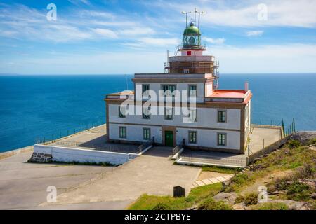 Panoramablick auf das Gebäude des Leuchtturms von Finisterre, Galicien, Spanien Stockfoto