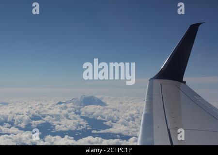 Ein Blick auf Mt. Rainier aus einem kommerziellen Jet. Stockfoto