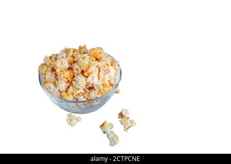 Eine transparente Popcornschüssel auf einer hellen Oberfläche. Speicherplatz kopieren. Stockfoto