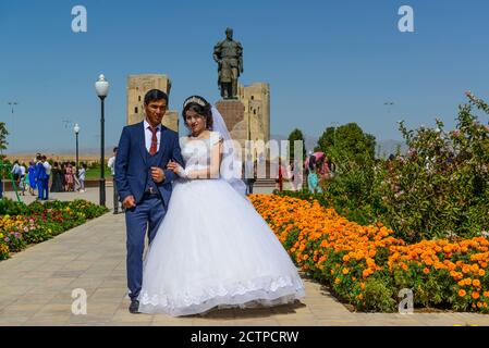 Shahrisabz, der Geburtsort von Tamerlane ist ein beliebter Ort für Fotoshootings von Hochzeitspaaren, Usbekistan. Stockfoto