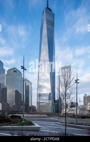 Blick nach Westen in Richtung Freedom Tower, Battery Park von Cesar Pelli auf der linken Seite des Rahmens. One World Trade Center, New York, Usa. Architekt: Skid Stockfoto