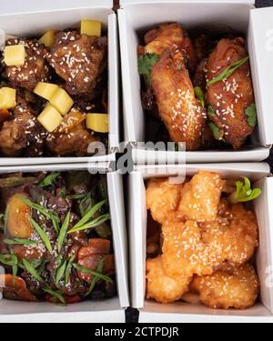 Chicken Teriyaki in vier Schachteln. Draufsicht, Nahaufnahme Stockfoto