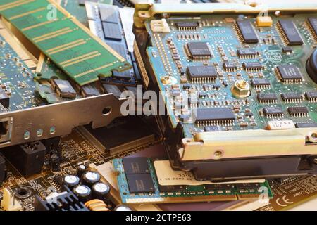 Elektro Müll. Computerkomponenten, einschließlich Hauptplatinen und RAM, als Quelle für wiederhergestellte wertvolle Rohstoffe. Stockfoto