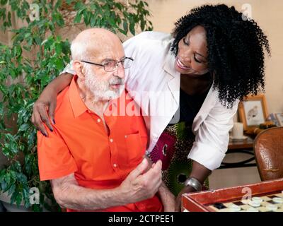 Horizontales Porträt eines afroamerikanischen medizinischen Assistenten mit einem Ein schier kaukasischer Mann Stockfoto