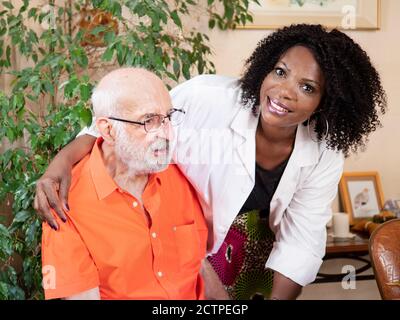 Horizontales Porträt eines afroamerikanischen medizinischen Assistenten mit einem Ein schier kaukasischer Mann Stockfoto