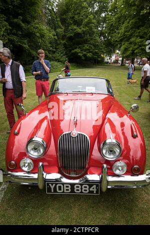 Roter Jaguar XK150 auf einer Oldtimer-Show, Haslemere, England. Stockfoto