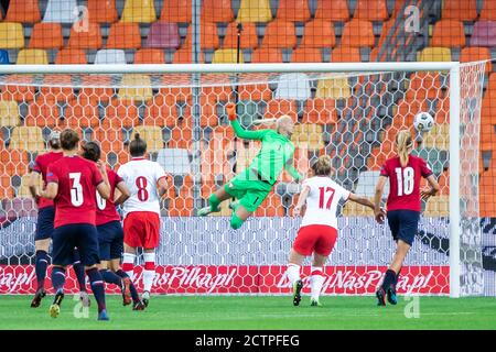 Bielsko Biala, Polen. September 2020. Katarzyna Kiedrzynek (C) beim UEFA Women's EURO 2021 Qualifying Match zwischen Polen und Tschechien im Bielsko-Biala City Stadium in Aktion gesehen. (Endstand; Polen 0:2 Tschechische Republik) Credit: SOPA Images Limited/Alamy Live News Stockfoto