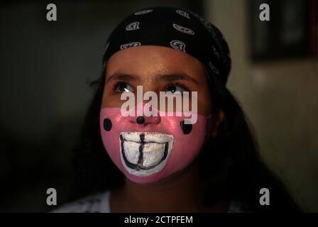 Gaza, Palästina. September 2020. Das palästinensische Mädchen verwendet Wasserfarbe als Maske auf ihr Gesicht.die neunzehnjährige Ranin Al Zeriei malt Maske auf ihr Gesicht in Deir Al Balah im südlichen Gazastreifen inmitten der anhaltenden Coronavirus COVID-19 Pandemie. Kredit: SOPA Images Limited/Alamy Live Nachrichten Stockfoto