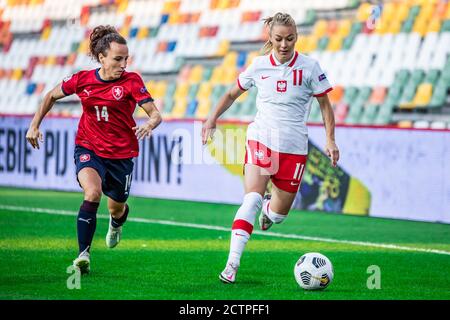 Bielsko Biala, Polen. September 2020. Petra Vystejnova aus Tschechien und Weronika Zawistowska aus Polen werden während des UEFA Women's EURO 2021 Qualifying matches zwischen Polen und Tschechien im Bielsko-Biala City Stadium in Aktion gesehen. (Endstand; Polen 0:2 Tschechische Republik) Credit: SOPA Images Limited/Alamy Live News Stockfoto