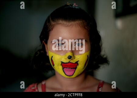 Gaza, Palästina. September 2020. Ein junges Mädchen wird gesehen, nachdem sie ihre Maske auf ihr Gesicht gemalt hat.die neunzehnjährige Ranin Al Zeriei malt in der Stadt Deir Al Balah im südlichen Gazastreifen inmitten der andauernden Coronavirus-Pandemie COVID-19 Maske auf ihr Gesicht. Kredit: SOPA Images Limited/Alamy Live Nachrichten Stockfoto