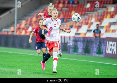 Bielsko Biala, Polen. September 2020. Weronika Zawistowska aus Polen und Petra Bertholdova aus Tschechien sind beim UEFA Women's EURO 2021 Qualifying Match zwischen Polen und Tschechien im Bielsko-Biala City Stadium im Einsatz. (Endstand; Polen 0:2 Tschechische Republik) Credit: SOPA Images Limited/Alamy Live News Stockfoto