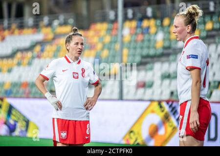 Bielsko Biala, Polen. September 2020. Natalia Chudzik und Anna Redzia aus Polen sind während des UEFA Women's EURO 2021 Qualifying matches zwischen Polen und Tschechien im Bielsko-Biala City Stadium in Aktion zu sehen. (Endstand; Polen 0:2 Tschechische Republik) Credit: SOPA Images Limited/Alamy Live News Stockfoto