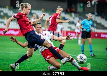 Bielsko Biala, Polen. September 2020. Klara Cahynova aus Tschechien und Malgorzata Grec aus Polen sind während des UEFA Women's EURO 2021 Qualifying match zwischen Polen und Tschechien im Bielsko-Biala City Stadium in Aktion. (Endstand; Polen 0:2 Tschechische Republik) Credit: SOPA Images Limited/Alamy Live News Stockfoto