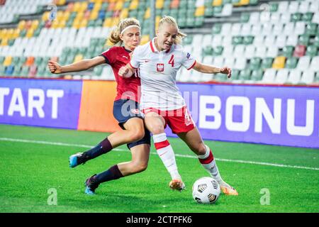 Bielsko Biala, Polen. September 2020. Kamila Dubcova aus Tschechien und Paulina Dudek aus Polen sind beim UEFA Women's EURO 2021 Qualifying Match zwischen Polen und Tschechien im Bielsko-Biala City Stadium im Einsatz. (Endstand; Polen 0:2 Tschechische Republik) Credit: SOPA Images Limited/Alamy Live News Stockfoto