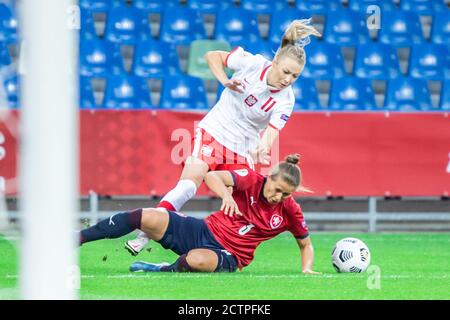 Bielsko Biala, Polen. September 2020. Weronika Zawistowska aus Polen und Eliska Sonntagova aus Tschechien sind beim UEFA Women's EURO 2021 Qualifying Match zwischen Polen und Tschechien im Bielsko-Biala City Stadium im Einsatz. (Endstand; Polen 0:2 Tschechische Republik) Credit: SOPA Images Limited/Alamy Live News Stockfoto