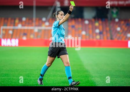 Bielsko Biala, Polen. September 2020. Schiedsrichterin Iuliana Demeterscu zeigt beim UEFA Women's EURO 2021 Qualifying Match zwischen Polen und Tschechien im Bielsko-Biala City Stadium gelbe Karte. (Endstand; Polen 0:2 Tschechische Republik) Credit: SOPA Images Limited/Alamy Live News Stockfoto