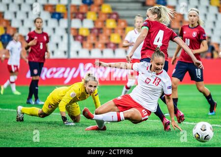 Bielsko Biala, Polen. September 2020. Barbora Votikova aus Tschechien und Patrycja Balcerzak aus Polen werden während des UEFA Women's EURO 2021 Qualifying matches zwischen Polen und Tschechien im Bielsko-Biala City Stadium in Aktion gesehen. (Endstand; Polen 0:2 Tschechische Republik) Credit: SOPA Images Limited/Alamy Live News Stockfoto