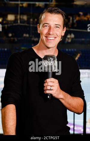 Kiel, Deutschland. September 2020. Handball: Champions League, THW Kiel - HBC Nantes, Gruppenphase, Gruppe B, 2. Spieltag: Dominik Klein, ehemaliger Spieler des THW Kiel und HBC Nantes, hält ein Mikrofon in der Hand. Kredit: Frank Molter/dpa/Alamy Live Nachrichten Stockfoto