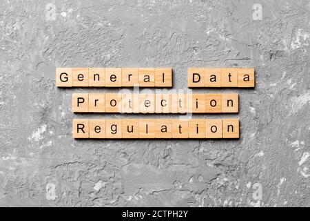 GDPR-Wort auf Holzblock geschrieben. Allgemeine Datenschutzverordnung Text auf Zementtisch für Ihr Design, Konzept. Stockfoto