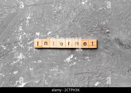 INTERNETWORT auf Holzblock geschrieben. INTERNET-Text auf Zementtisch für Ihr Design, Konzept. Stockfoto