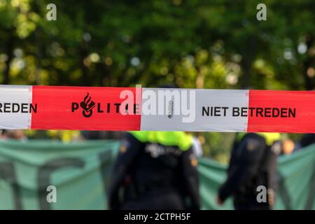 Polizei Mann Hinter Ducktape In Amsterdam Niederlande 21-9-2020 Stockfoto