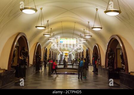 Moskau, Russland – 8. Juli 2017. Halle der Ploshchad Remolyutsii U-Bahn-Station in Moskau. Blick mit Bronzestatuen und Menschen. Stockfoto