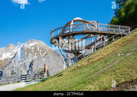 Neustift im Stubaital, Österreich – 28. Mai 2017. Hölzerne begehbare Sonnenuhr an der Bergstation der Panoramabahn Elfer Seilbahn im Stubaital in Tirol Stockfoto