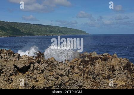 Wellen, die durch Blow Holes, Christmas Island National Park Christmas Island, Australien Juli Stockfoto