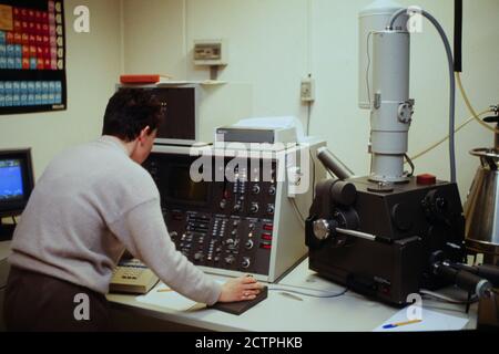 PR David initiiert erstes wissenschaftliches Polizeilabor, Lyons Police Hostel, Lyon, Rhone-Alpen, Frankreich, 1992 Stockfoto