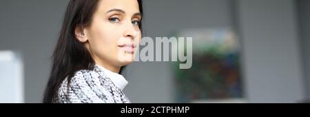 Hübscher Mitarbeiter in Kostüm Stockfoto