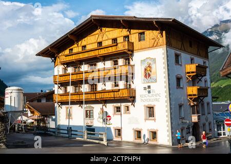 Neustift im Stubaital, Österreich – 31. Mai 2017. Historisches Gebäude, derzeit Unterkunft Hoferwirt Hotel und Restaurant, in Neustift, mit Menschen. Stockfoto