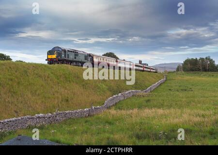 Lokomotive der Baureihe 37 37521 am Ribblehead vorbei an der Ansiedlung vorbei Carlisle Eisenbahnlinie mit Rail Charter Dienste leeres Lager Stockfoto