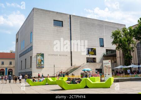 Wien, Österreich – 3. Juni 2017. Außenansicht des Leopold Museums am Museumsplatz im Museumsquartier in Wien, mit Menschen. Stockfoto