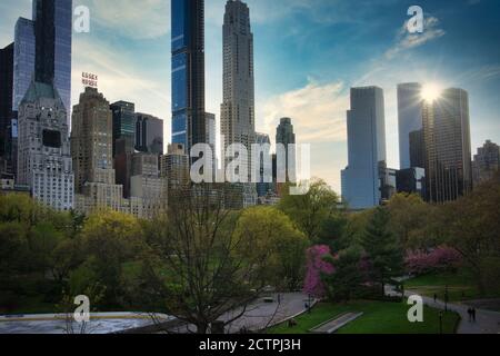 New York, NY / USA - 04 25 2020: Öffentlicher Park mit Wolkenkratzern im Hintergrund im Central Park, New York im Frühling Stockfoto