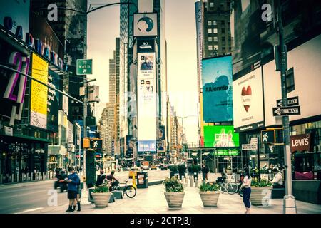 New York, USA - 26. April 2019: Leere Straßen des Times Square in New York City während der Sperre wegen Corona-Virus Stockfoto