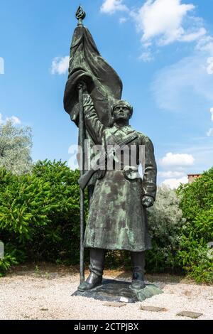 Budapest, Ungarn – 6. Juni 2017. Statue eines Soldaten der sowjetischen Befreiungsarmee im Memento Park in Budapest. Die Bronzestatue von Zsigmond Kisfaludi Str Stockfoto