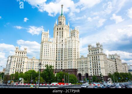 Moskau, Russland – 8. Juni 2017. Außenansicht des Kotelnicheskaya Embankment Building in Moskau, mit Stadtverkehr. Das Gebäude wurde in Septem errichtet Stockfoto