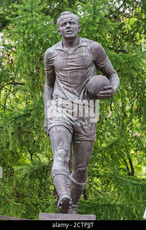 Moskau, Russland – 8. Juni 2017. Denkmal des sowjetischen Fußballers Eduard Strelzow (1937-1990) außerhalb des Torpedo-Stadions in Moskau. Stockfoto